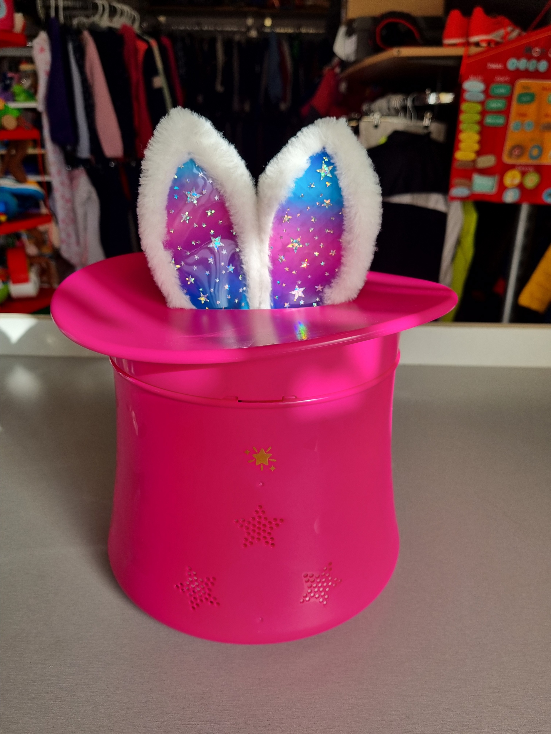 lapin magique dans le chapeau