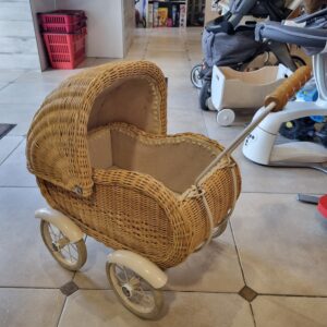 landau en osier pour poupée