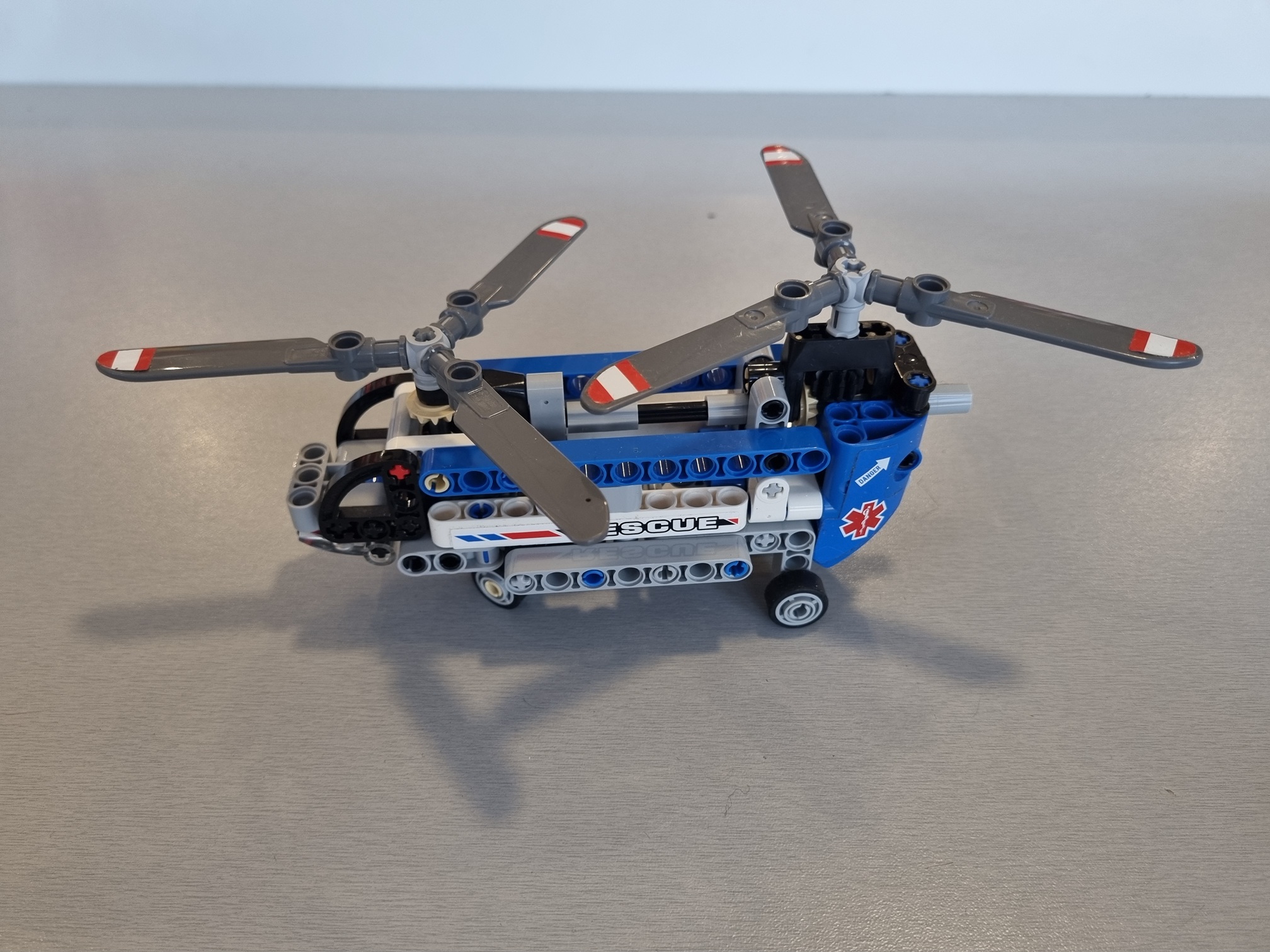 LEGO 42020 - technic - hélicoptère de secours