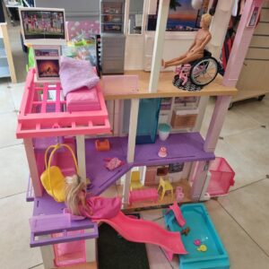 Maison de barbie + accessoires
